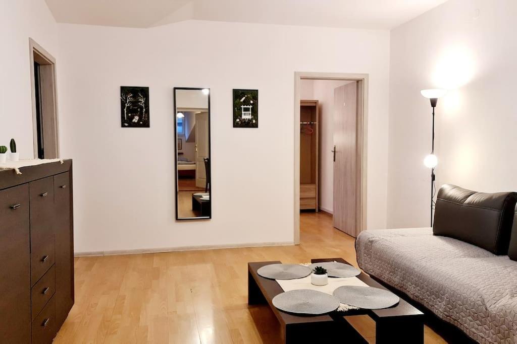 Przestronny Pokoj W Mieszkaniu Na Filipa Krakow Exterior photo